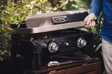 Load image into Gallery viewer, Attitude2go,Barbecue de Table à Faible fumée,BBQ Portable,à Couvercle,thermomètre,et Grille en Fonte,Alimentation : Cartouche de gaz CV 470 Plus,Gris